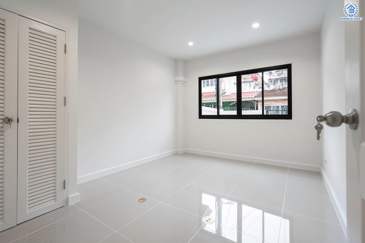 บ้านมือสองตกแต่งใหม่ ม.สัณห์ติสุข สรงประภา บ้านแฝดหลังมุม เนื้อที่ถึง 51.8 ตร.ว. ฟังก์ชัน 3 ห้องนอน 2 ห้องน้ำ 1 ห้องอเนกประสงค์ จอดรถได้ 2 คัน บนทำเลศักยภาพ เชื่อมต่อหลายเส้นทาง ใกล้ทางด่วน "ศรีรัช" และโรบินสัน ศรีสมาน